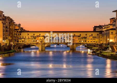 Sonnenuntergang Ponte Vecchio - EINE Nahaufnahme der Ponte Vecchio 'Alte Brücke' über dem Arno in Florenz, Italien. Stockfoto