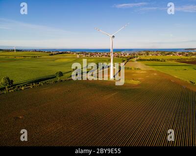 Luftaufnahme eines Windparks auf dem Feld Stockfoto