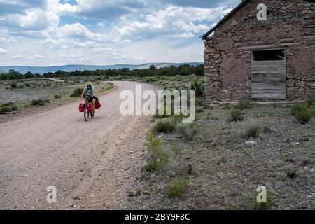 NM00127-00...NEW MEXICO - Vicky Spring die Great Divide Mountain Bike Route führt an einer Mörserkirche entlang der Forest Road 214 vorbei. Stockfoto