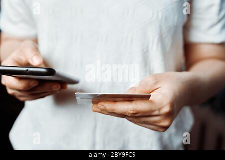 Online-Shopping-Konzept. Junge Frau füllt und bezahlt Bestellung in Online-Shop-Anwendung. Nahaufnahme von nicht erkennbaren weiblichen Lebensmitteln Stockfoto