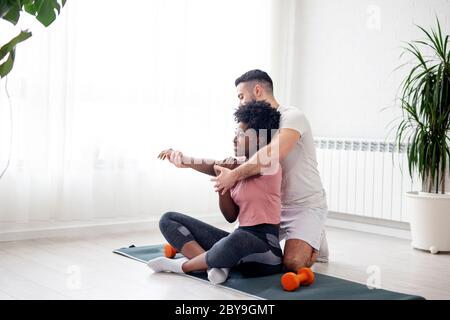 Bleiben Sie fit in jedem Fall, Sporttraining in apartman Stockfoto