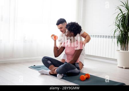 Bleiben Sie fit in jedem Fall, Sporttraining in apartman Stockfoto