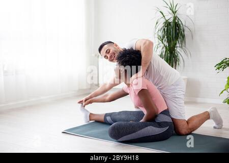Bleiben Sie fit in jedem Fall, Sporttraining in apartman Stockfoto