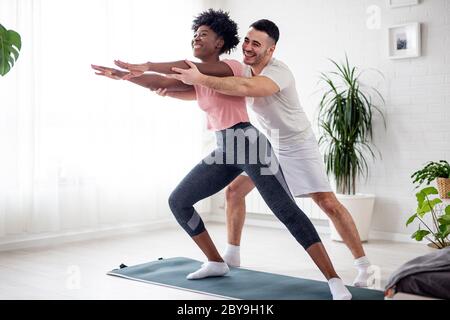 Bleiben Sie fit in jedem Fall, Sporttraining in apartman Stockfoto