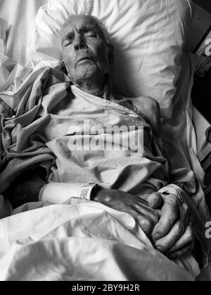 Ein 92-jähriger Mann liegt in einem Altenpflegeheiz in Lyon, Frankreich Stockfoto