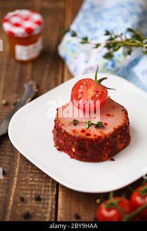 Leckere Ente Pastete Vorspeise mit frischen Kräutern Stockfoto