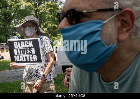 Washington, DC, USA. Juni 2020. Die Menschen knien schweigend für 8:49 Sekunden am Chevy Chase Circle in Washington DC., zu Ehren von George Floyd, als seine Beerdigung in Houston am 9. Juni 2020 stattfindet. Demonstrationen im ganzen Land über den Tod von George Floyd, der in Polizeigewahrsam in Minneapolis am 25. Mai getötet wurde fortgesetzt. Foto Ken Cedeno Quelle: Ken Cedeno/ZUMA Wire/Alamy Live News Stockfoto