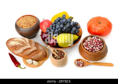 Set von natürlichen Produkten auf weißem Hintergrund isoliert. Flach liegend, Draufsicht. Stockfoto