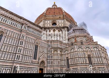 Kathedrale von Florenz - EINE Nahaufnahme der Kuppel und der südlichen Außenwand der Kathedrale von Florenz, im Herzen von Florenz, Toskana, Italien. Stockfoto