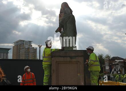 Arbeiter bereiten sich darauf vor, eine Statue des Sklavenbesitzers Robert Milligan am West India Quay, East London, abzubauen, während die Labour Councils in ganz England und Wales beginnen, Denkmäler und Statuen in ihren Städten zu überprüfen. Nach einem Protest wurden in Bristol die Statue eines Sklavenhändlers von Anti-Rassismus-Aktivisten niedergerissen. Stockfoto