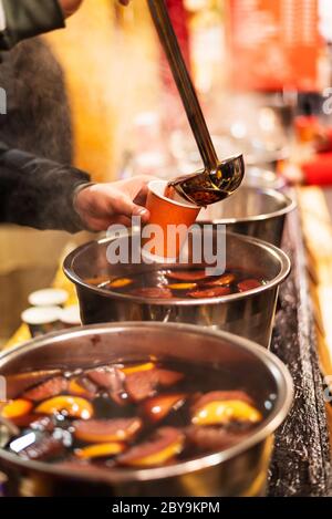 Heißer Glühwein auf dem weihnachtsmarkt. Dampfgaren über Kessel mit heißem Wein. Street Food. Im Freien. Nahaufnahme. Selektiver Fokus Stockfoto
