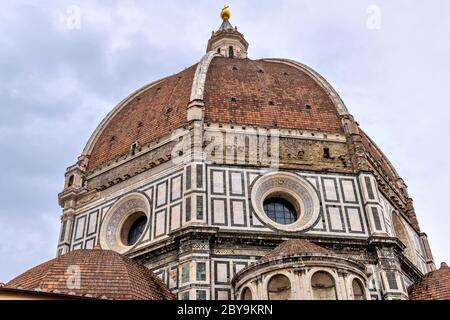 Brunelleschi's Dome - EINE Nahaufnahme aus einem tiefen Winkel der Kuppel des Doms von Florenz aus dem 15. Jahrhundert. Florenz, Toskana, Italien. Stockfoto