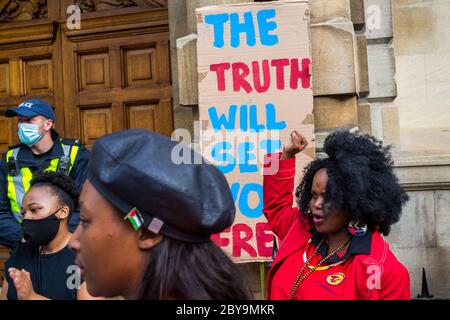 Oxford UK 9. Juni 2020 Menschen vor der Front des Oriel College fordern die Entfernung der Rhodos-Statue. Kredit: Thabo Jaiyesimi/Alamy Live News Stockfoto