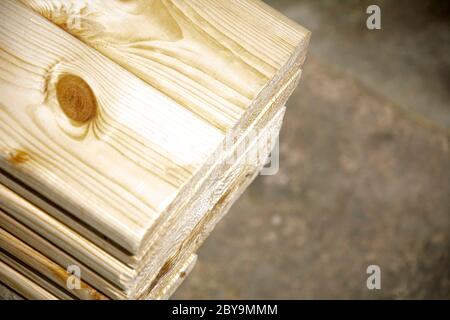 Pine Boards in einem Baumarkt gestapelt. Baumaterial. Stockfoto