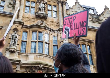 Oxford UK 9. Juni 2020 Menschen vor der Front des Oriel College fordern die Entfernung der Rhodos-Statue. Kredit: Thabo Jaiyesimi/Alamy Live News Stockfoto