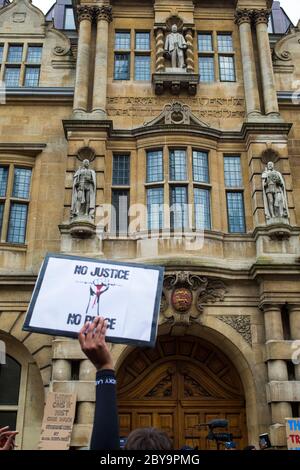 Oxford UK 9. Juni 2020 Menschen vor der Front des Oriel College fordern die Entfernung der Rhodos-Statue. Kredit: Thabo Jaiyesimi/Alamy Live News Stockfoto