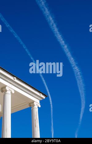 Weiße Säulen über blauem Himmel Hintergrund Stockfoto