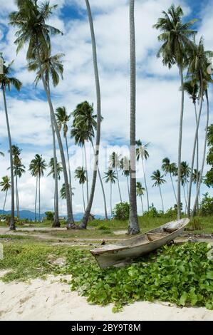 Altes Boot in Coconut Beach, borneo Stockfoto