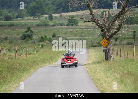 Lancaster County, Pennsylvania: 4. Juni 2020 - Senior Mann, der auf der Landstraße mit einem dreirädrigen Motorrad unterwegs ist. Stockfoto