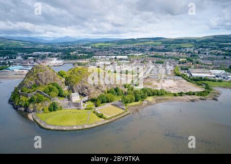 Dumbarton Castle Building auf vulkanischem Gestein aus der Luft von oben Schottland Stockfoto