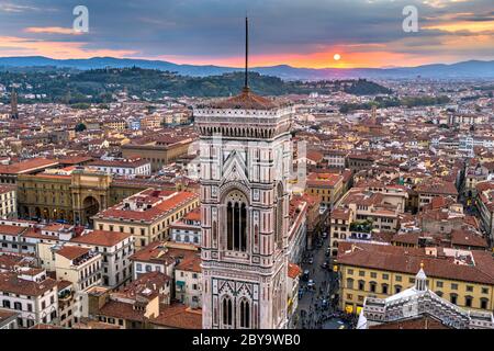 Sonnenuntergang Giottos Campanile - Luftaufnahme des Sonnenuntergangs von Giottos Campanile und der Altstadt von Florenz, wie von der Spitze der Kuppel der Kathedrale von Florenz gesehen. Stockfoto