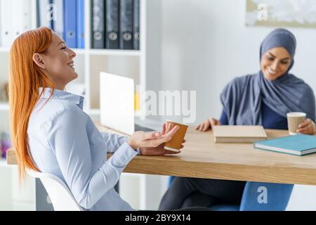 Arbeitsfreunde, die sich während einer Kaffeepause gut Vergnügen Stockfoto
