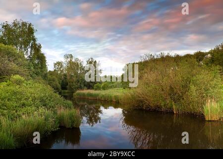 Sonnenuntergang über dem Fluss Stockfoto
