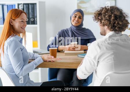 Kollegen, die während einer Pause Spaß haben. Bürokonzept Stockfoto