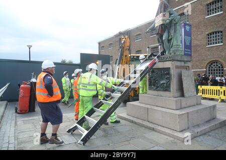 Arbeiter bereiten sich darauf vor, eine Statue des Sklavenbesitzers Robert Milligan am West India Quay, East London, abzubauen, während die Labour Councils in ganz England und Wales beginnen, Denkmäler und Statuen in ihren Städten zu überprüfen. Nach einem Protest wurden in Bristol die Statue eines Sklavenhändlers von Anti-Rassismus-Aktivisten niedergerissen. Stockfoto