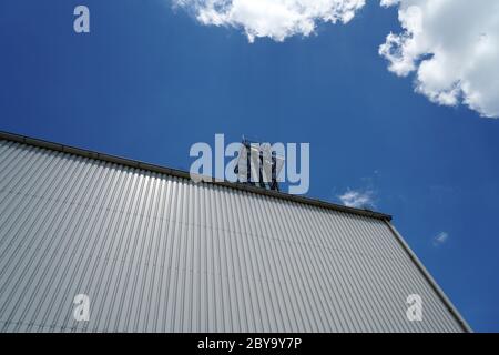 Fabrikfässer in Industriegebieten mit Aluminium als Außenverkleidung im Sommer fotografiert Stockfoto