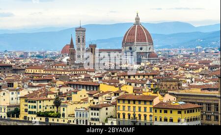 Herbst in Florenz - Panoramablick auf die Skyline der Kathedrale von Florenz, gegen blau sanften Hügeln und bewölktem Himmel, in der Altstadt von Florenz, Italien. Stockfoto