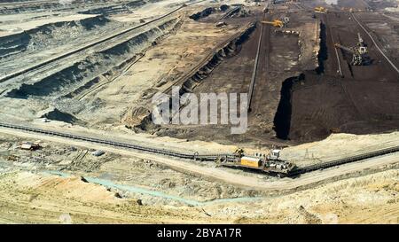 Panoramablick auf einen Steinbruch mit riesigen Maschine, Schaufelradbagger Bergbau eine Kohle. Schwerindustrie Stockfoto