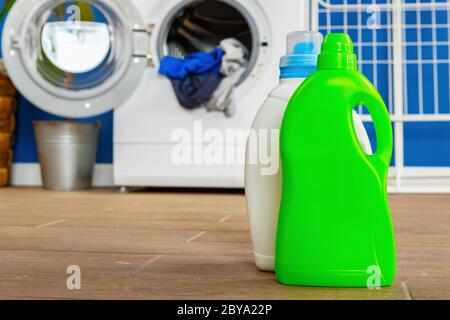 Flasche Waschmittel mit Waschmaschine, im Innenbereich Stockfoto