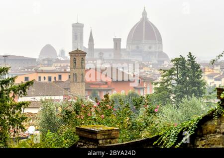 Florenz im Regen - EIN regnerischer und nebliger Herbstblick auf die Skyline der Kathedrale von Florenz in der historischen Altstadt von Florenz. Toskana, Italien. Stockfoto