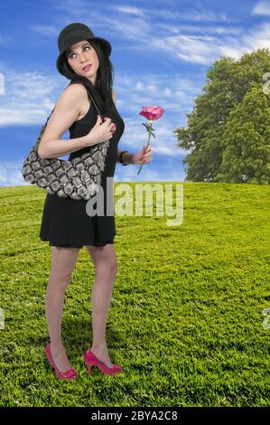 Frau Holding Rose Stockfoto