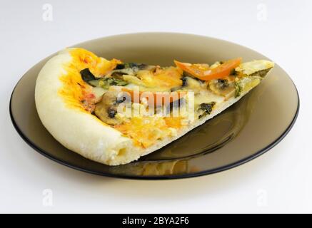Vegetarische Pizza auf weißem Hintergrund 3 Stockfoto
