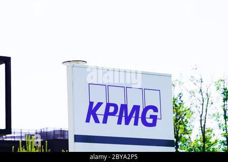 Bordeaux , Aquitaine / Frankreich - 06 06 2020 : KPMG Logo-Zeichen auf dem Gebäude Büros von professionellen Dienstleistungen Unternehmen Stockfoto