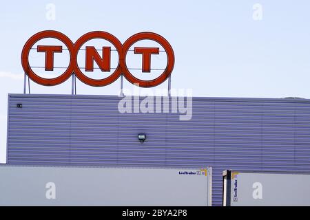 Bordeaux , Aquitaine / Frankreich - 06 06 2020 : TNT Zeichen Logo der internationalen Express-Versand-und Logistikdienstleister Stockfoto