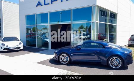 Bordeaux , Aquitaine / Frankreich - 06 01 2020 : Renault Händler von Supersportwagen Alpine A110 Sportwagen Stockfoto