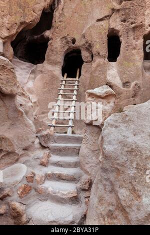 NM00617-00...NEW MEXICO - Klippenwohnungen, Talushäuser, entlang des Main Loop Trail im Bandelier National Monument. Stockfoto