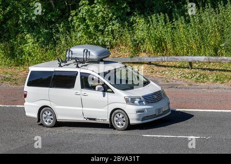 2003 weiße Toyota Camper; Fahrzeugverkehr bewegende Fahrzeuge, Autos fahren Fahrzeug auf britischen Straßen, Motoren, Autofahren auf der Autobahn M61 Stockfoto