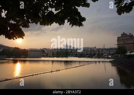 Sonnenuntergang über Moldava der Fluss Praga Stockfoto