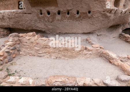 NM00622-00...NEW MEXICO - Klippenwohnungen, Talushäuser, entlang des Main Loop Trail im Bandelier National Monument. Stockfoto