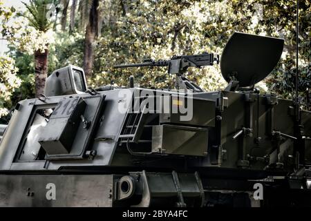 Nahaufnahme des Militärpanzers während der Ausstellung der Tag der spanischen Streitkräfte wird in Sevilla gefeiert. Stockfoto