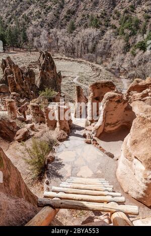 NM00628-00...NEW MEXICO - Klippenwohnungen, Talushäuser, entlang des Main Loop Trail im Bandelier National Monument. Stockfoto