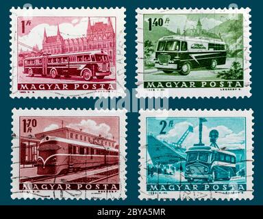 Serie von vier ungarischen Jahrgang annullierten Briefmarken. Bilder von Transport von ca. 1963. Busse, Straßenbahnen und Züge im Detail. Stockfoto