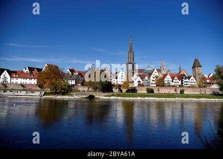 Stadtbild von Ulm an der Donau mit Münster, Stadtmauer und Metzger-Turm an einem sonnigen Herbsttag, Schwäbische Alb, Deutschland, Europa Stockfoto