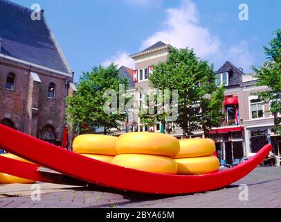 Käserunden auf Schlitten, Alkmaar Käsemarkt, am Waagplein Platz; Holland, Niederlande Stockfoto