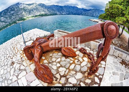 Alter Anker am Wasser Stockfoto