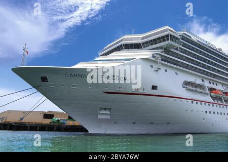 Carnival Freedom Kreuzfahrtschiff in Port of Galveston, Texas, USA. Carnival Freedom ist ein Kreuzfahrtschiff der Conquest-Klasse, das von Carnival Cruise Line betrieben wird. Stockfoto